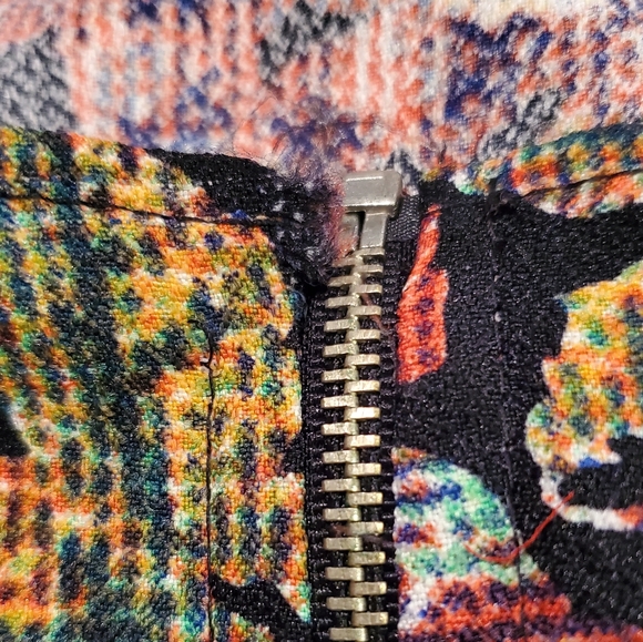 Floral zipper back crop top - Picture 4 of 4